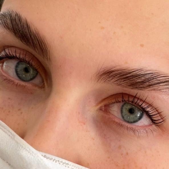 Wimpernlifting Ergebnis: natuerlich geschwungene Wimpern bei Koenigstoechter Muenchen